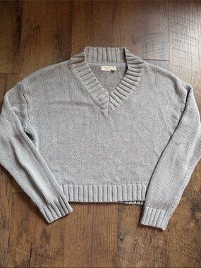 V-Neck Cropped Knit Sweater in Light Gray